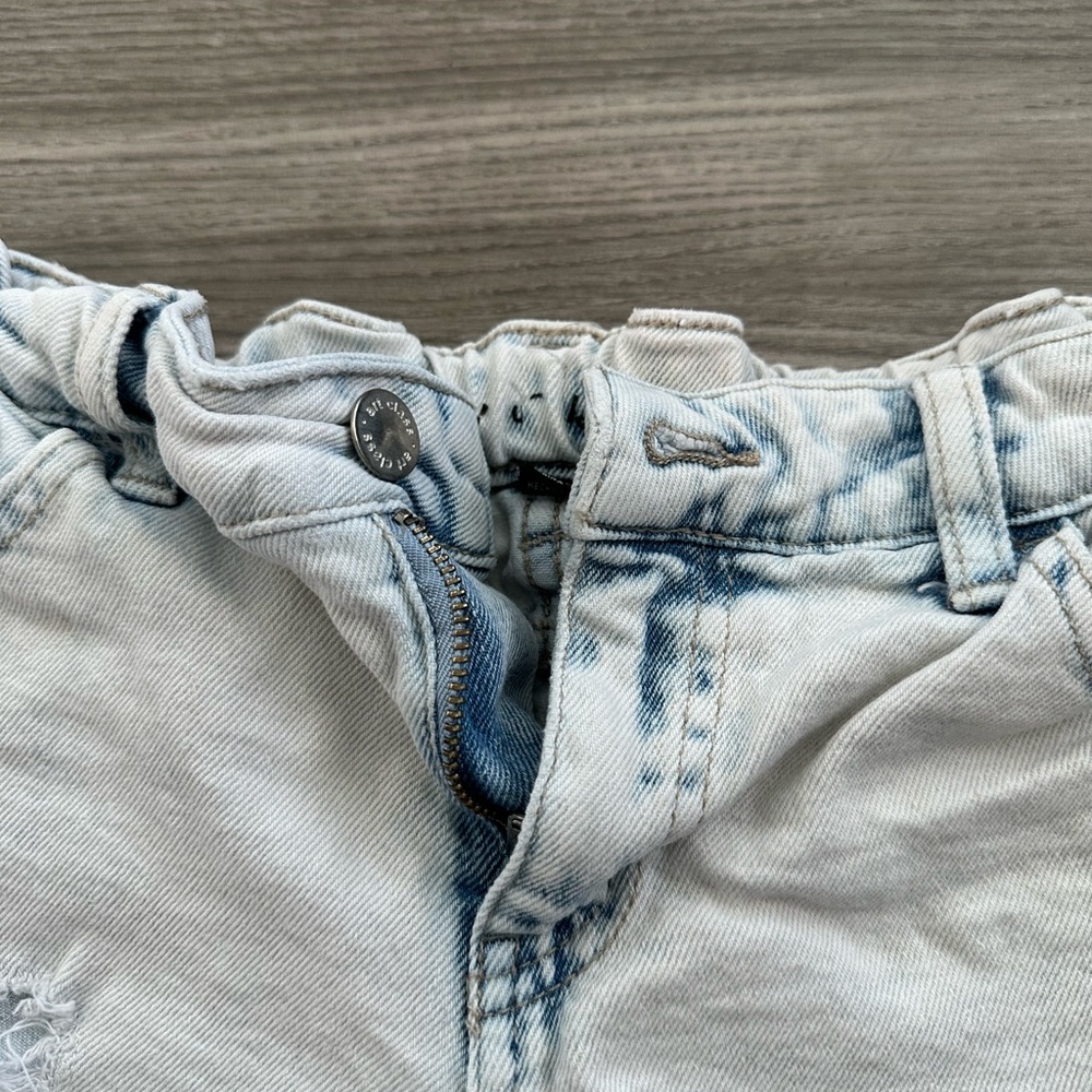 Lightwash Adjustable Waist Short Mini Distressed Shorts with Pockets - Picture 4 of 8